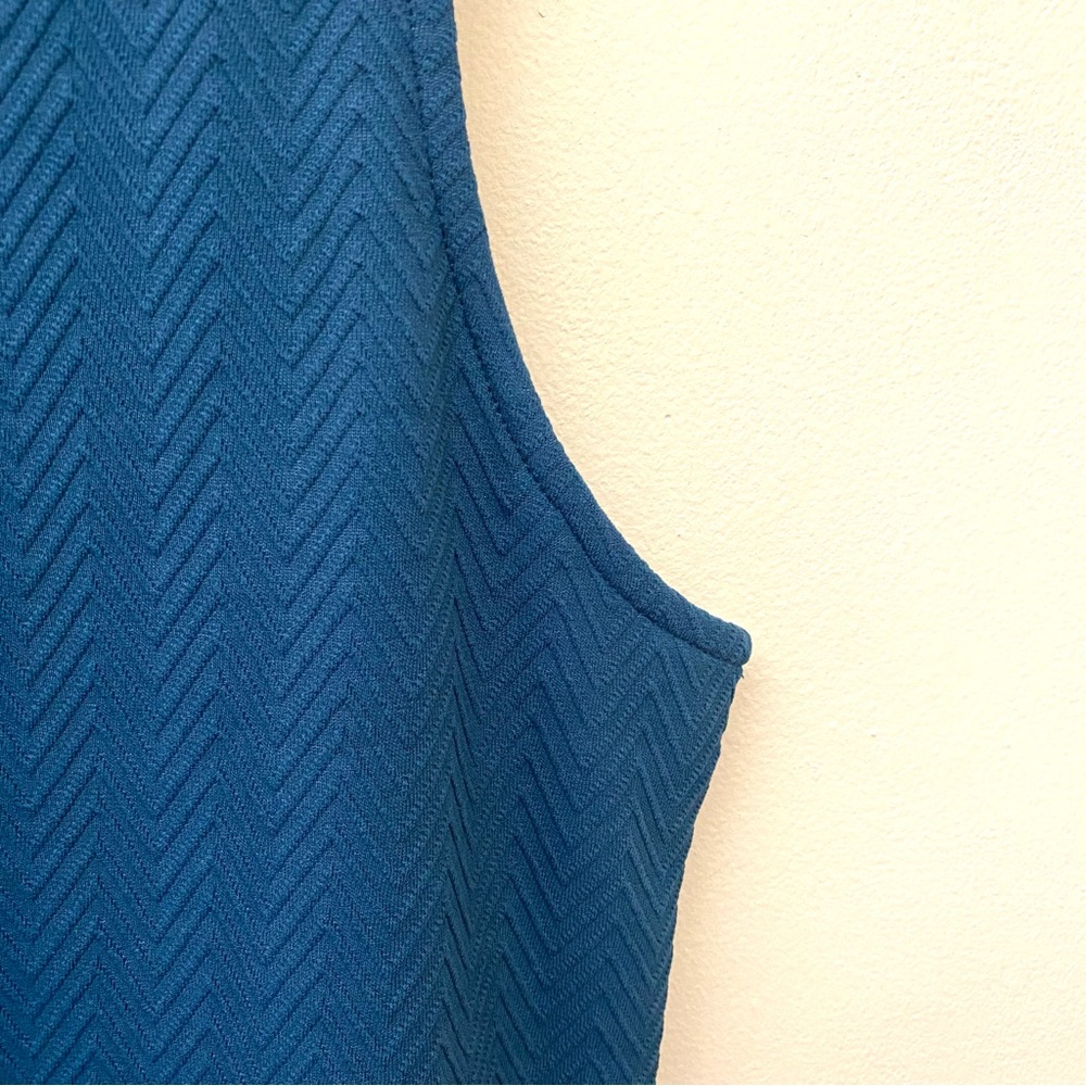 Avenue teal zig zag textured sleeveless keyhole opening top size 14 - Picture 6 of 8